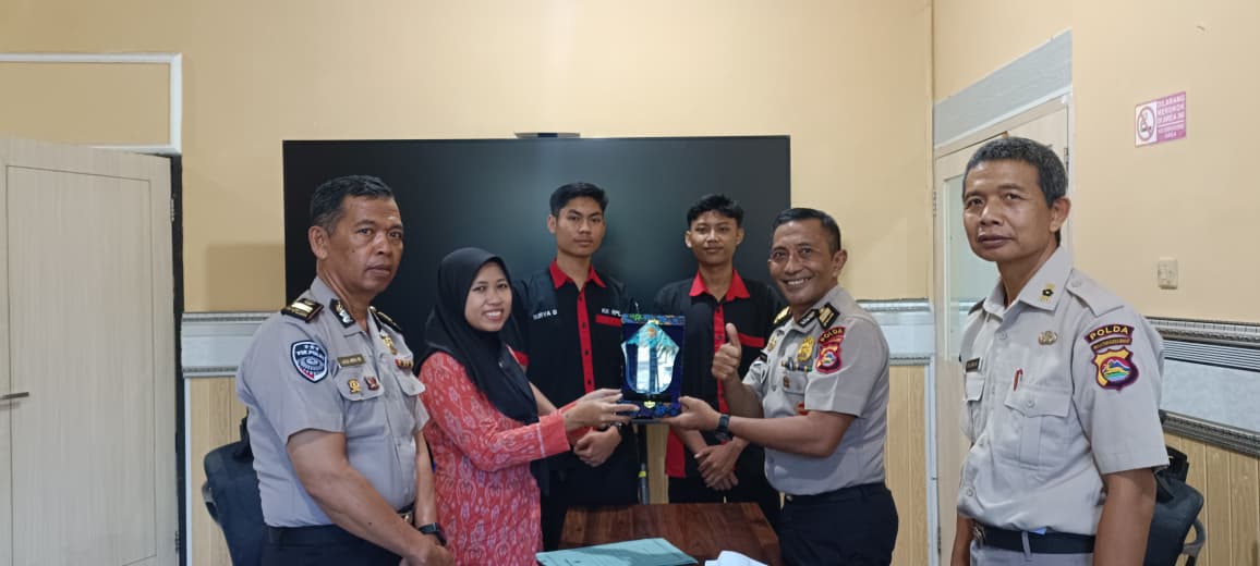 Sambut Guru Pembimbing SMKN 1 Narmada, Bid TIK Polda NTB Resmi Tutup Kegiatan PKL Siswa